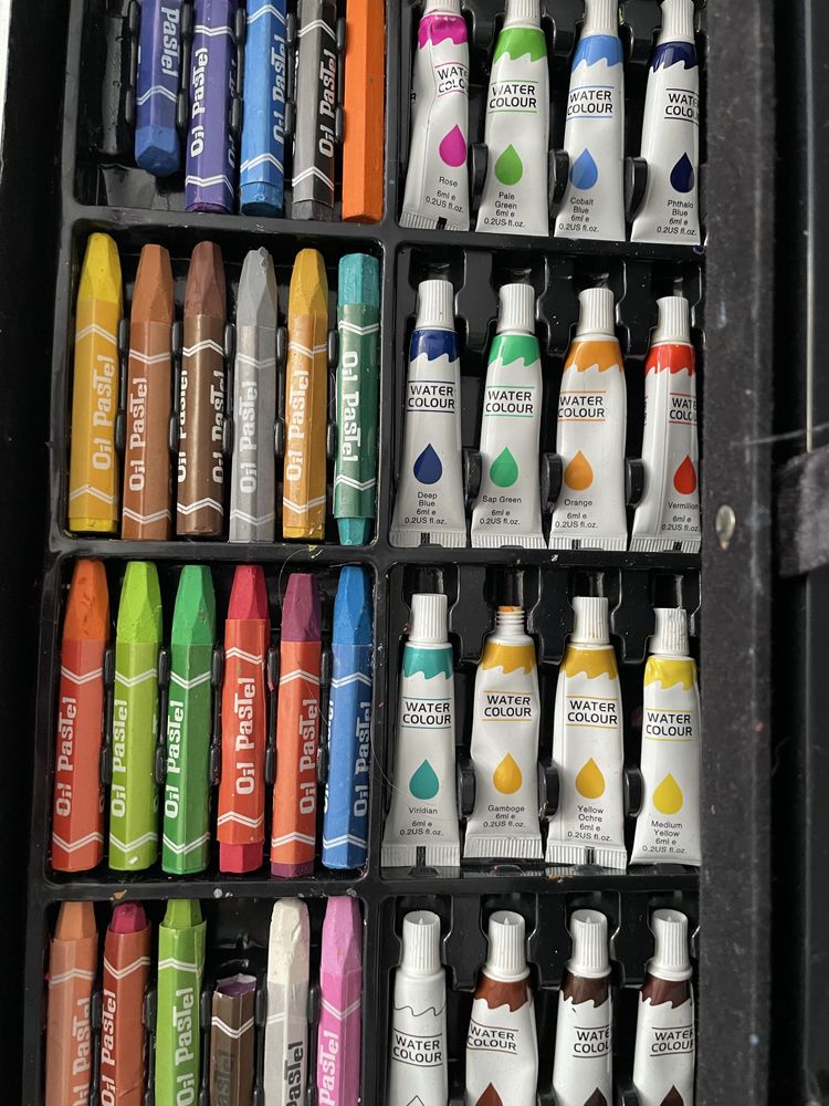 Набор красок и карандашей