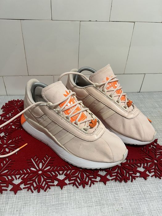 Продаю кросівки фірми adidas/ пудровлго кольору .стан відмінний ,легкі