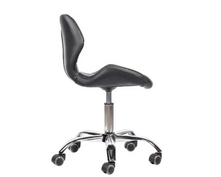 Черный офисный стул на колесиках / Черное кресло компьютерное