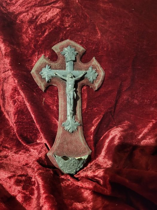 Stary krzyż kropielnica zabytkowy krzyż