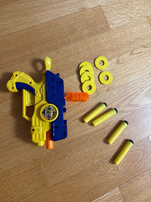 Pistolet  X-Shot na strzałki i krążki