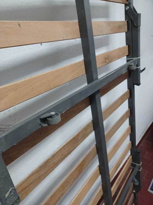 Cama divã de ripas