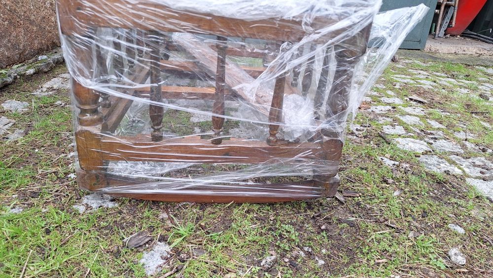 Berço em pau santo e balancé lateral