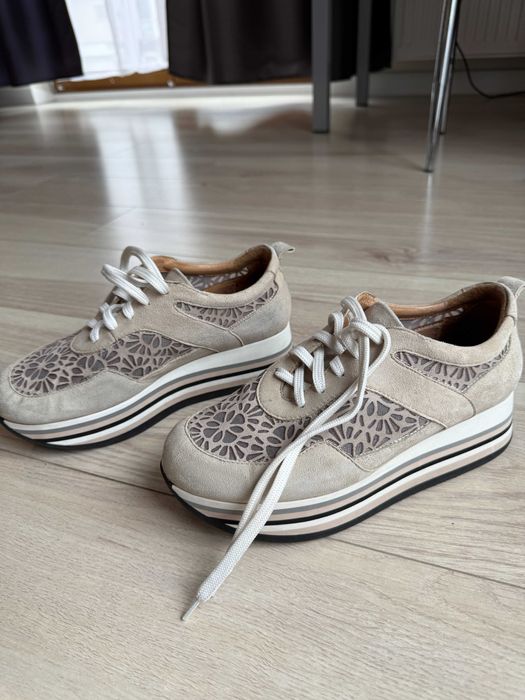 Beżowe skórzane sneakersy na platformie