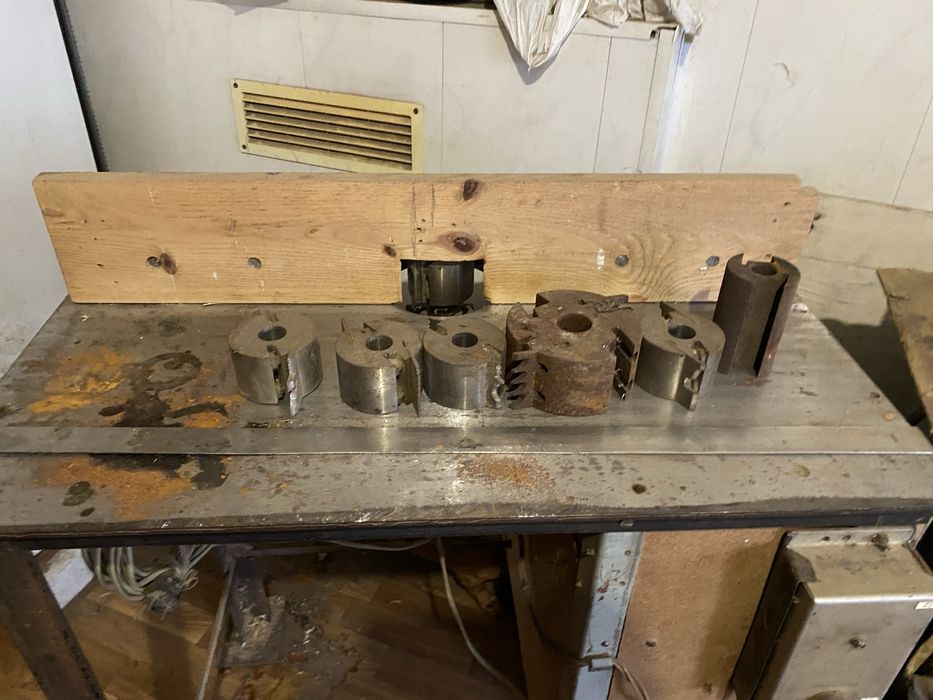 Фрезерний, вертикальний , деревообробний станок