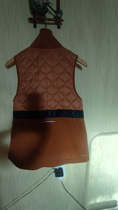 Нова жіноча жилетка Nike Aerolayer