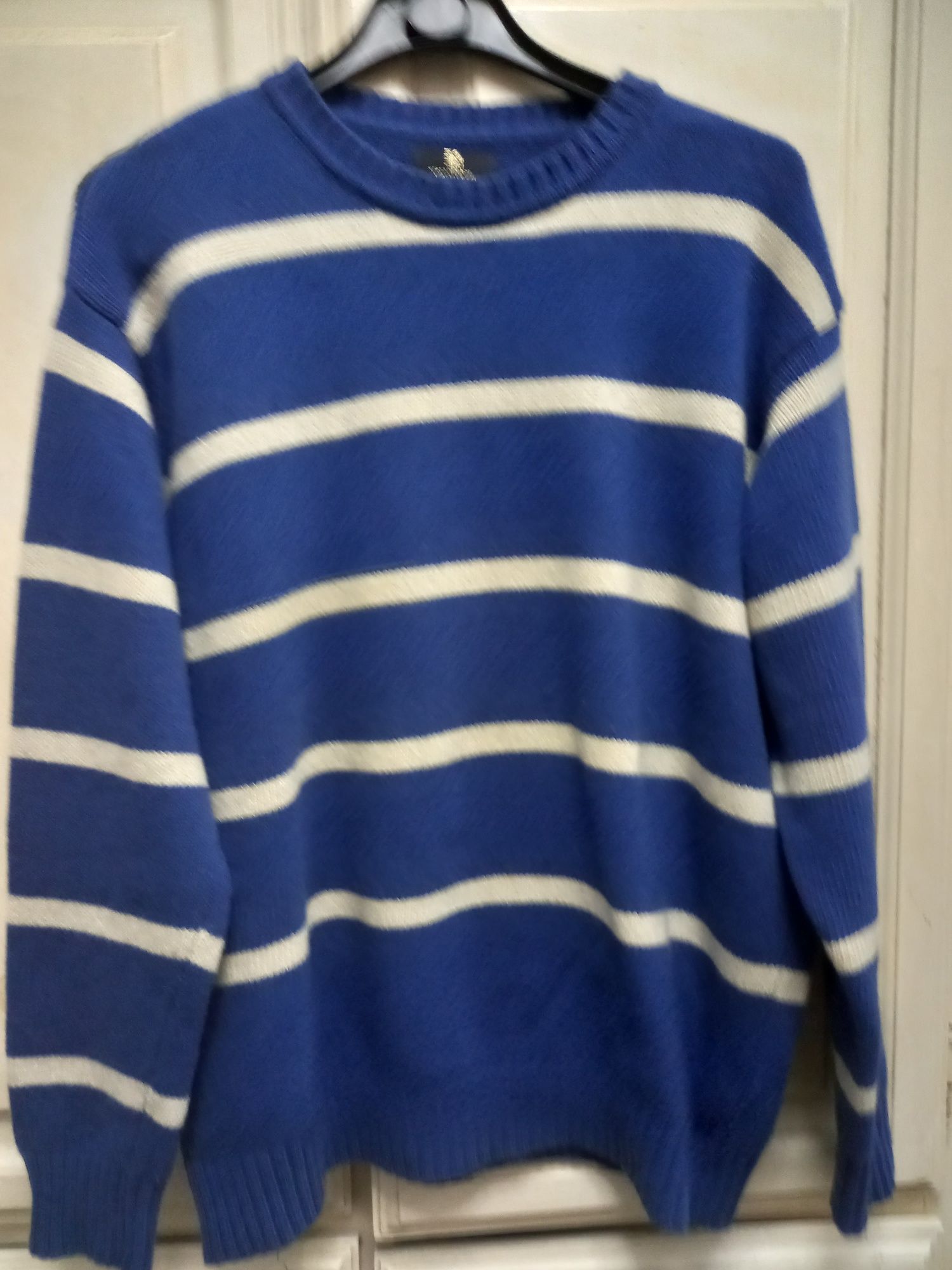 Camisola azul e branca da marca Haga