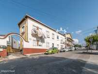 Prédio com 4 apartamentos e 4 moradias situadas no centro de Monte ...