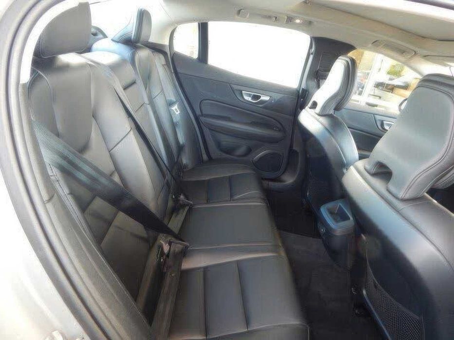 Volvo S60 B5 Core Dark Theme      2024