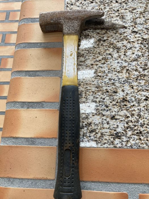 Martelos e bolsas para pregos