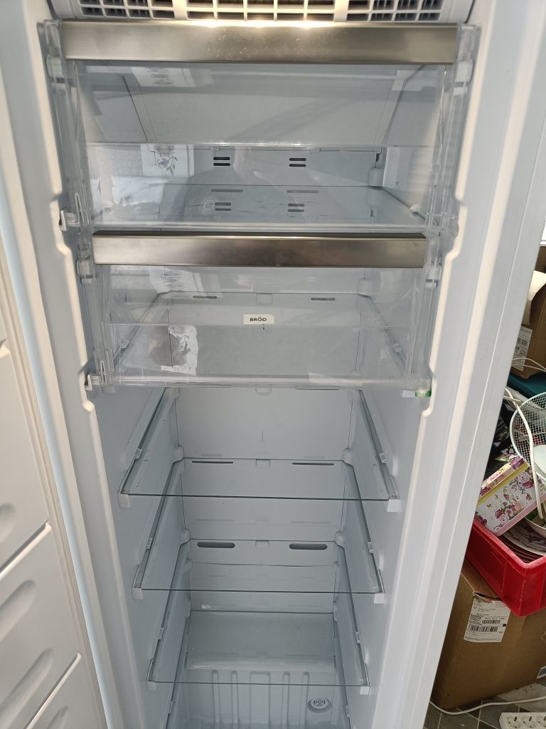 Sprzedam zamrażarkę WHIRLPOOL UW8 F2D WBI N no frost 6 sense