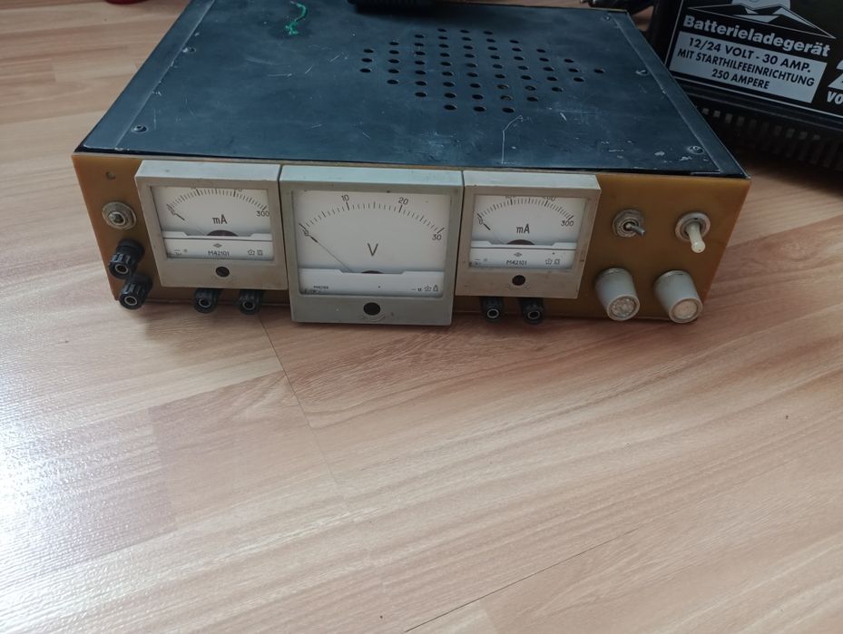 Зарядні пристрої автомобільні