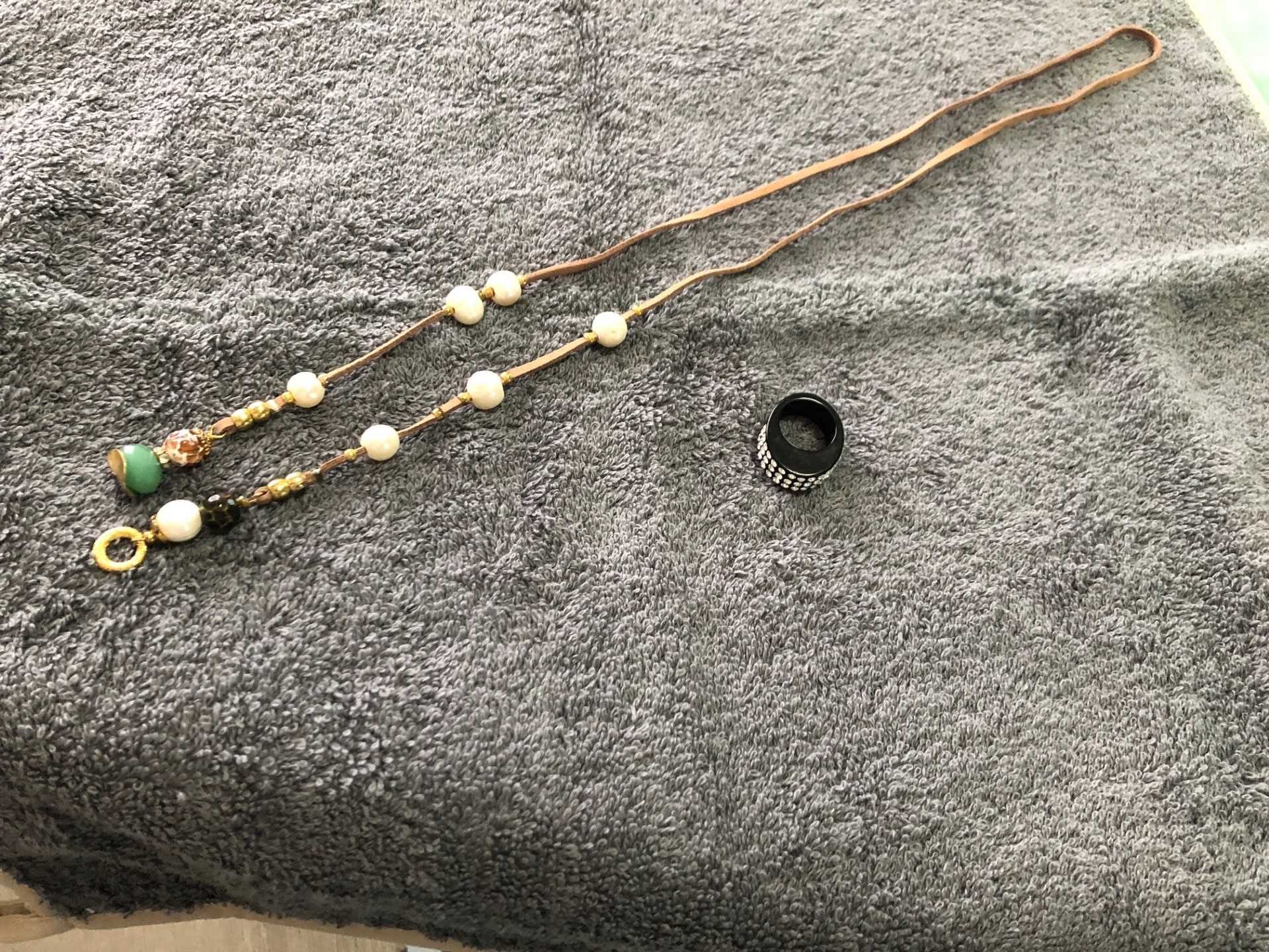 1 Fio de couro com pérolas e pedras + 1 Anel com pedras brilhantes