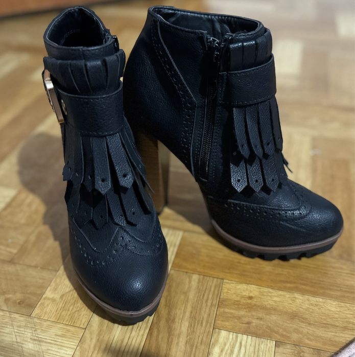 Buty czarne na słupku