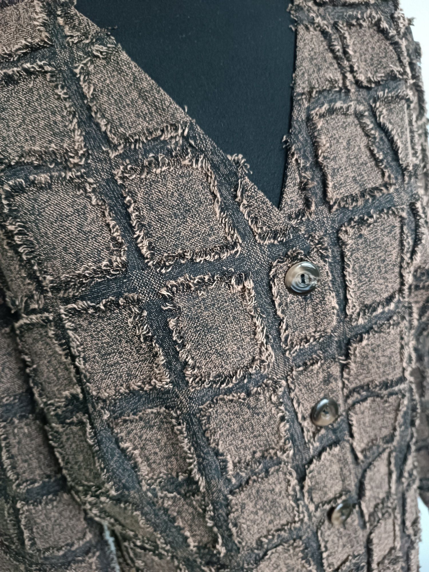 Brązowy orginalny ciekawy żakiet zapinany na guziki w rozmiarze XXL