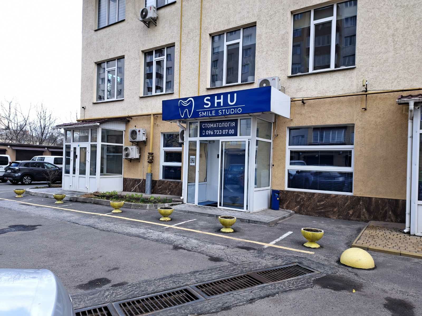 Кабінет з меблями