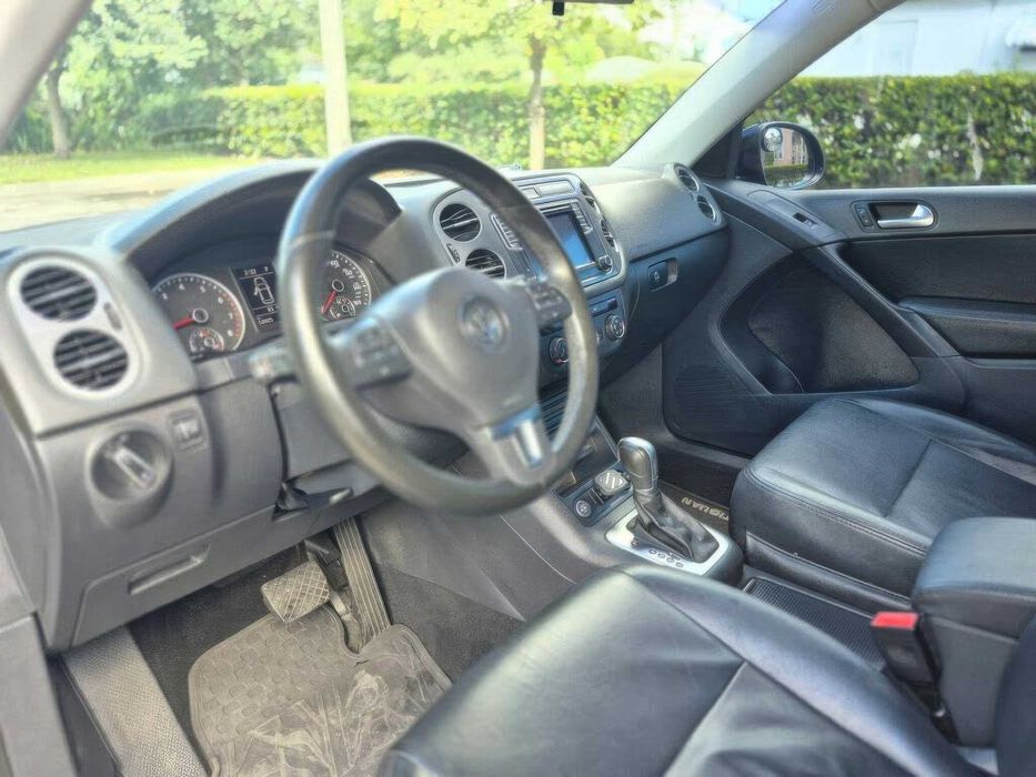 Volkswagen Tiguan S      2017