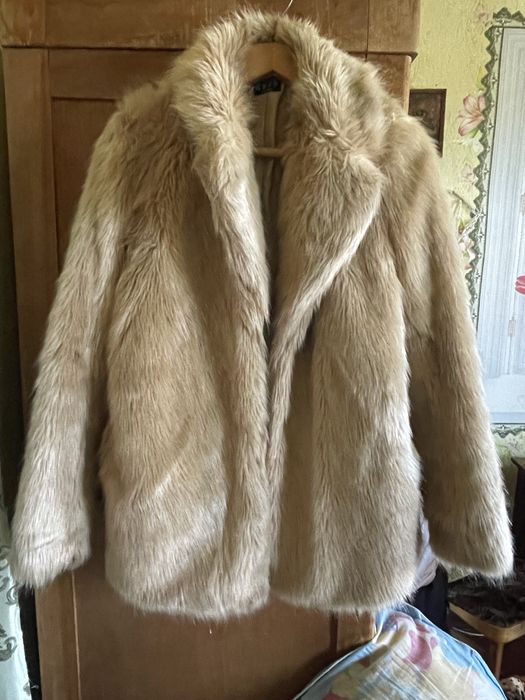Шубка бежевого цвета
