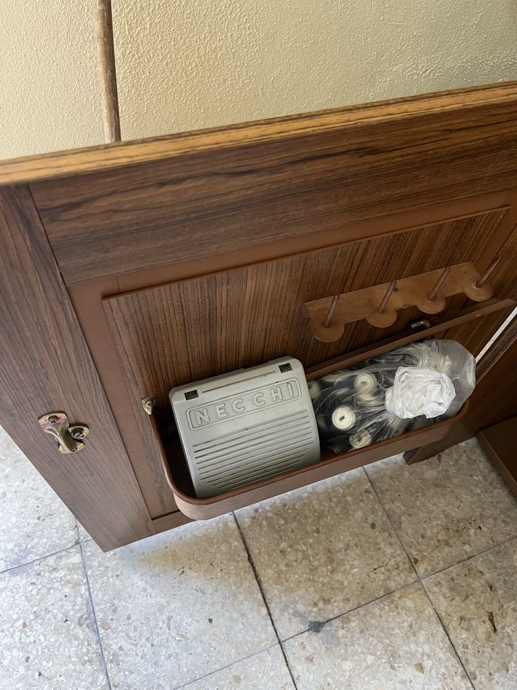 Maquina Costura Necchi com movel e pedal