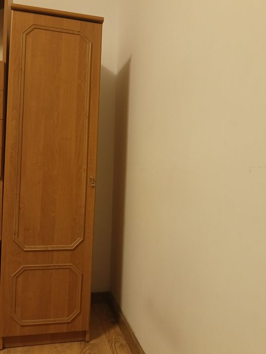 Szafa w środku wieszak i półka na dole