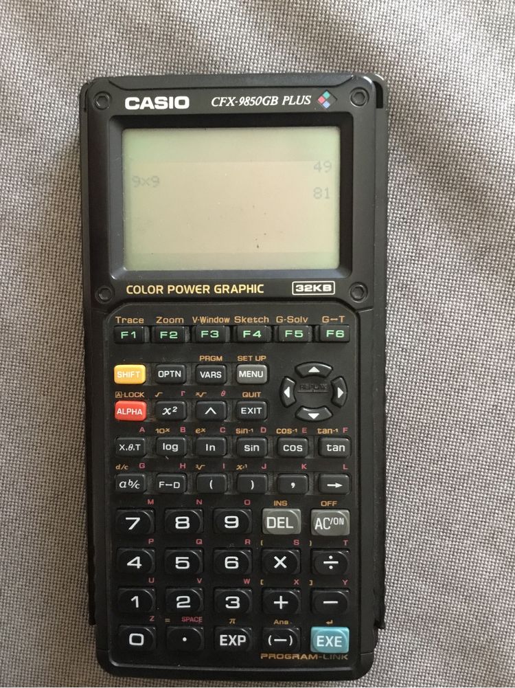 Maquina de calcular grafica modelo casio CFX-9850GB Plus. Com pilhas