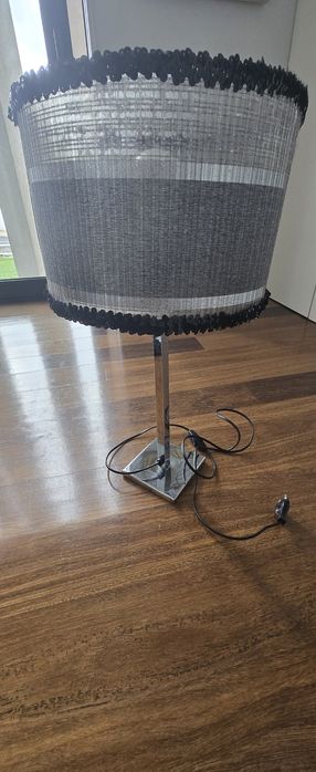 Candeeiro de pé em inox.