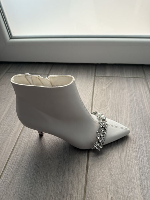 Продам Білі ботильйони Anna Field з камінням, розмір 38