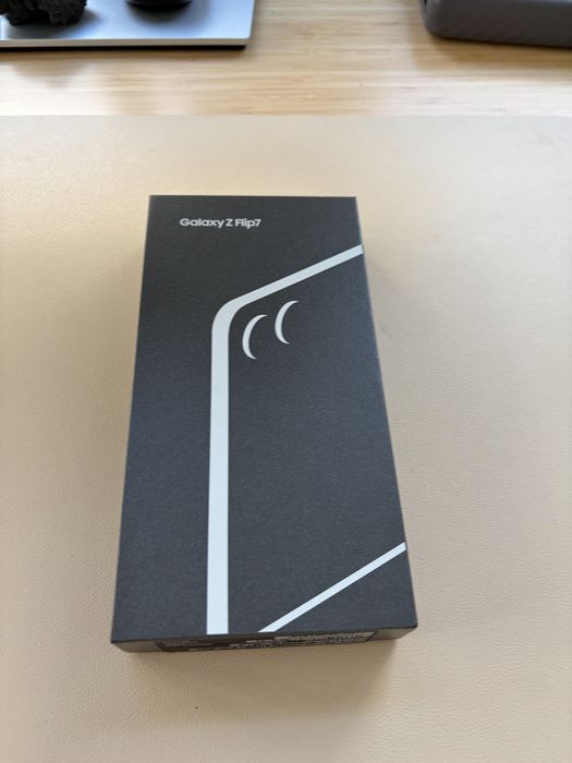 Samsung Z Flip 7 • 512GB • Como novo • C/ Capas / Proteção de Ecrã