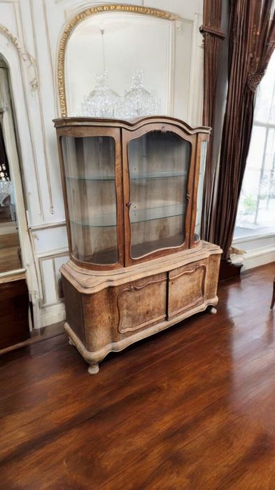Antyczna witryna w stylu ludwikowskim, gięte szyby, lata 1920–1940