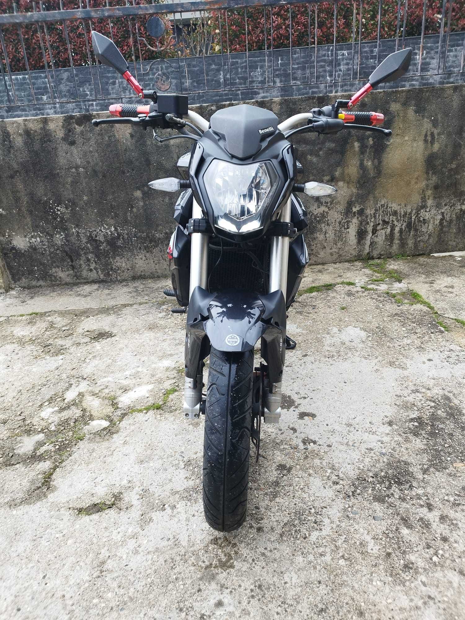 Benelli bn125 como nova, pouco usada.