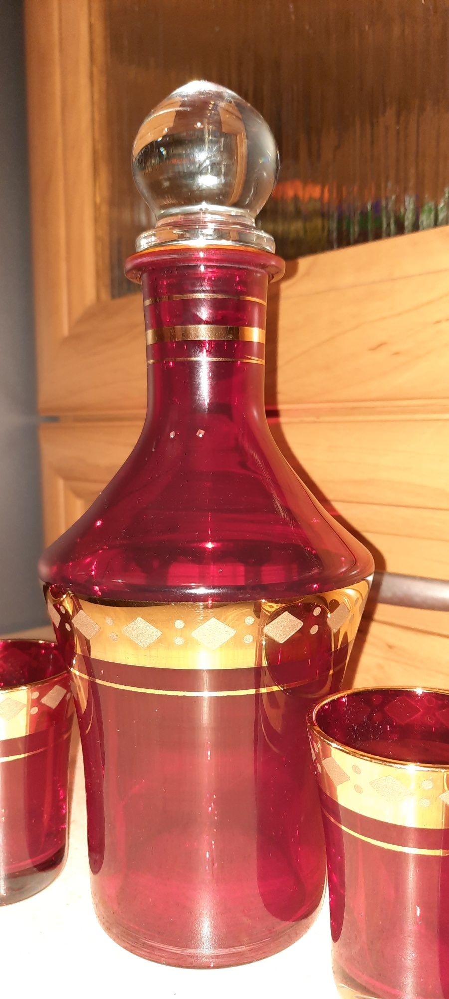 Rubinowy szklany zestaw karafka i 6 kieliszków