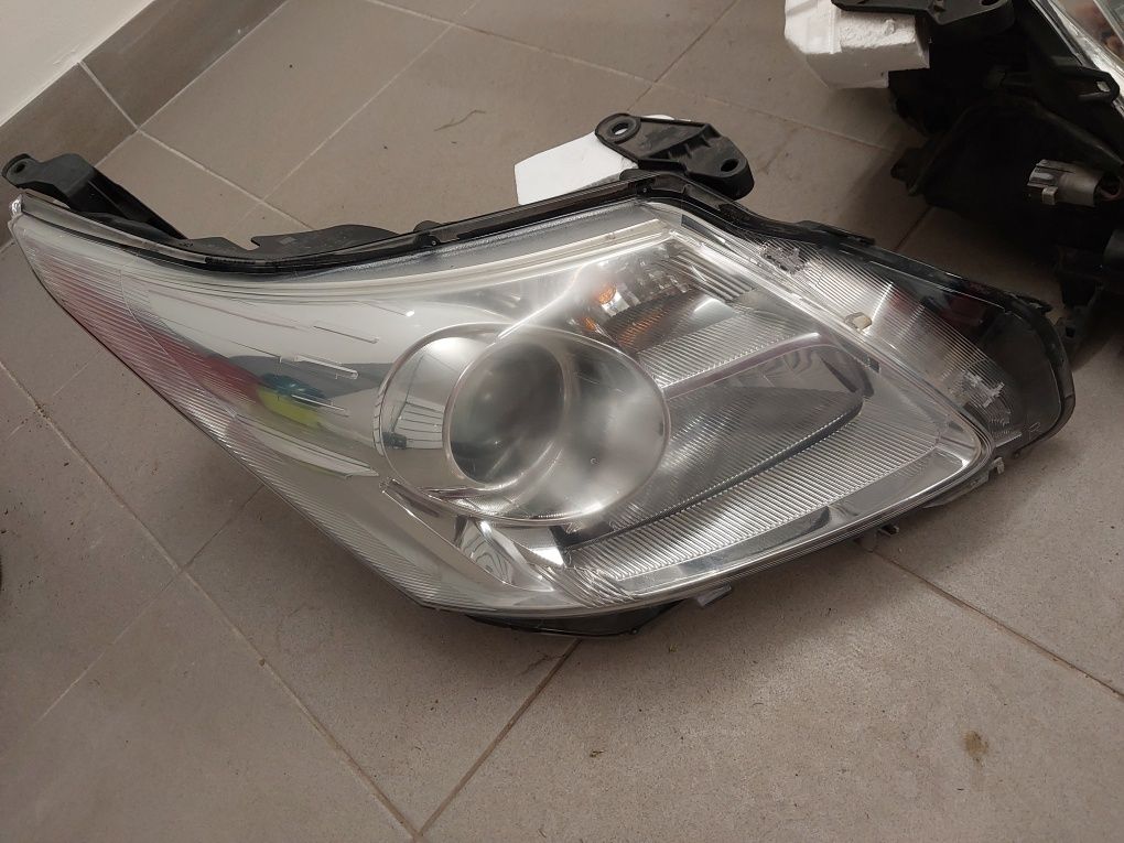 Toyota avensis t27 lampa przednia prawa europa reflektor przedni