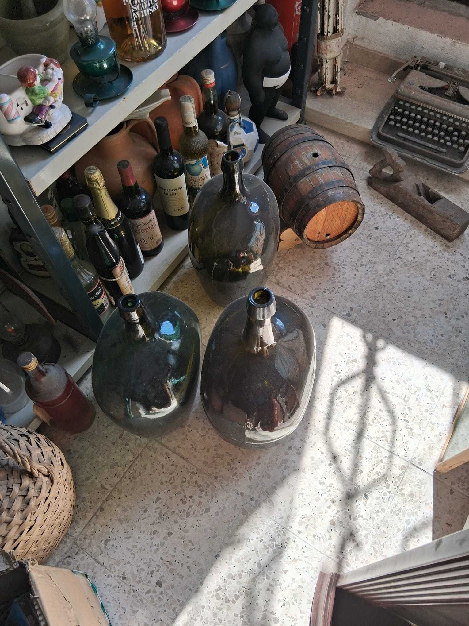 Garrafões em vidro