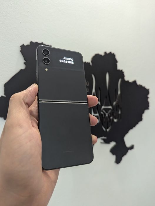 Samsung flip 4 128gb. Чорного кольору