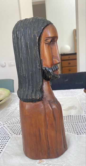 Escultura de Cristo em madeira — feita à mão