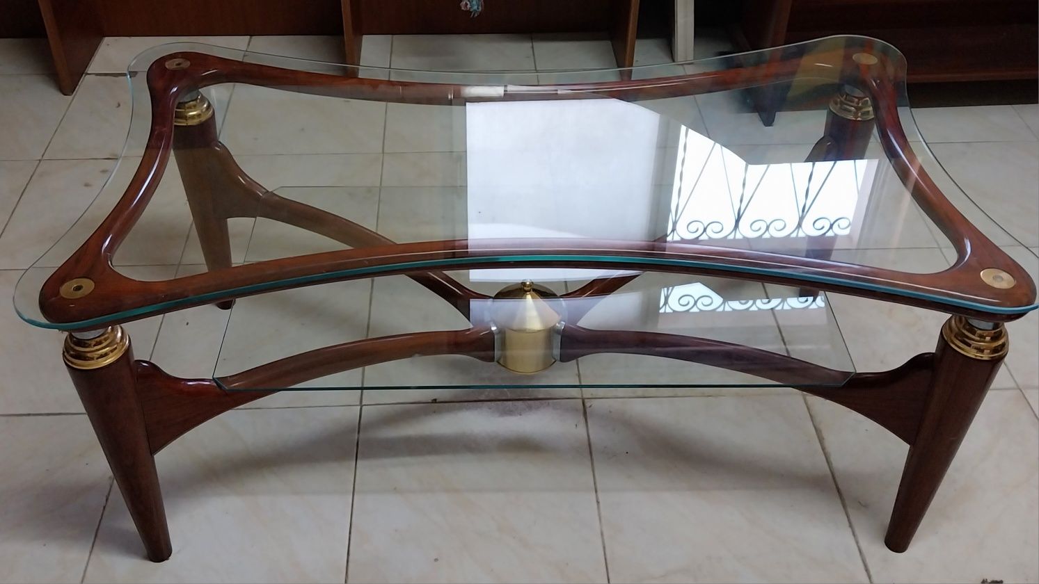 Mesa de sala com tampo de vidro