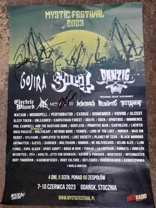 Plakaty z podpisami muzyków z Mystic Festiwal 2023