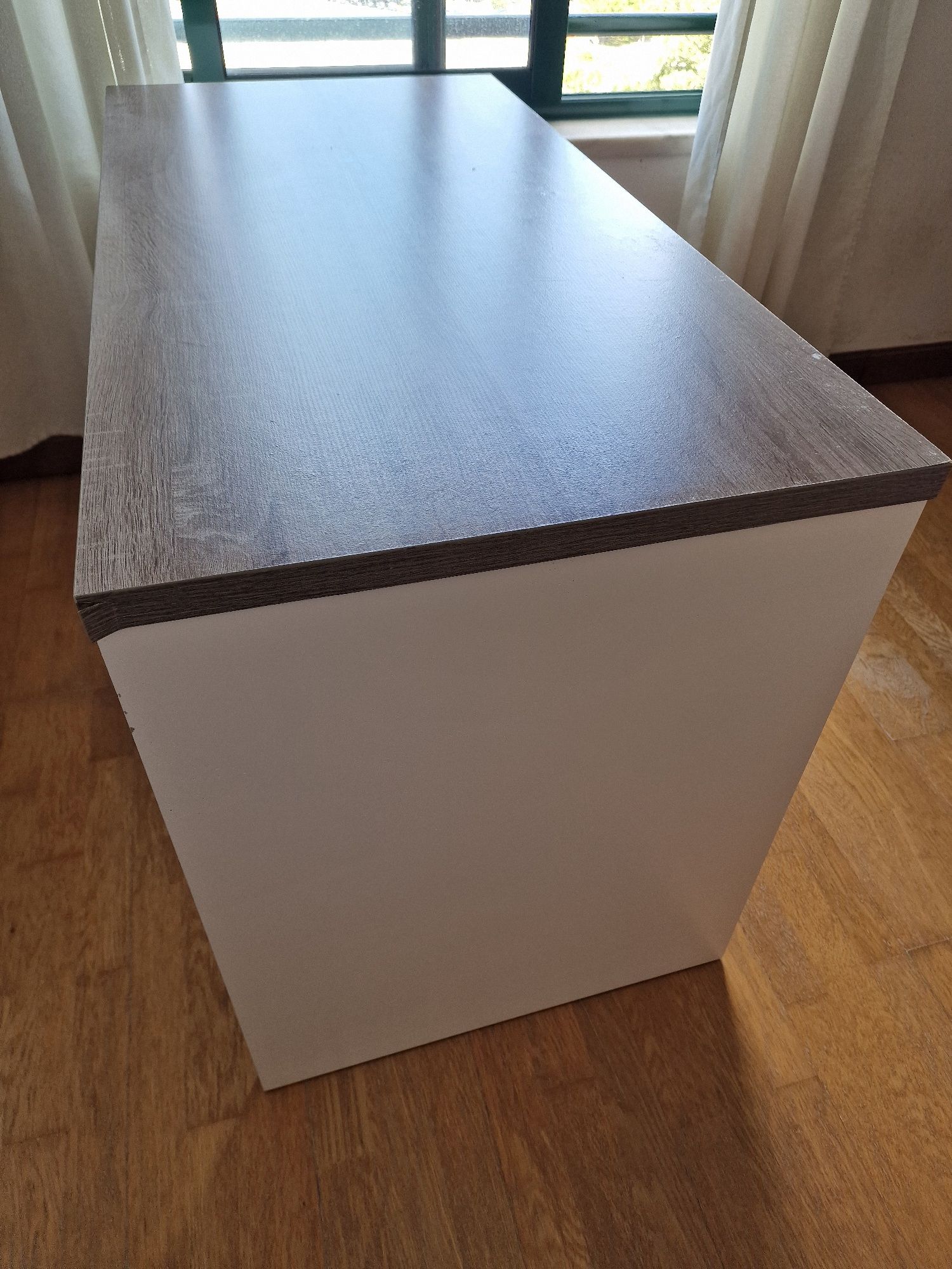 Mesa de escritório em madeira compensada, branca/cinzenta