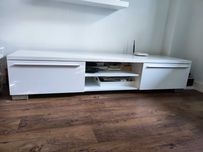 Regał TV AAKIRKEBY 2 szuflady