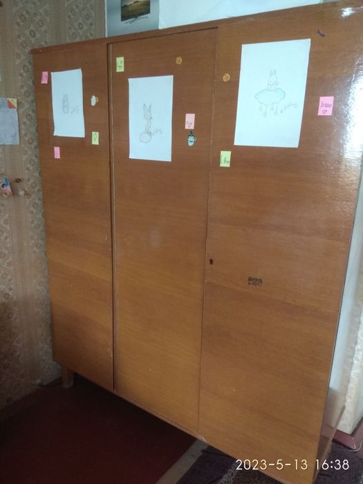 Продам сервант,шкаф,стол,стулья.Недорого.