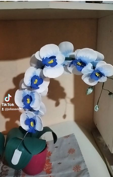 Продам ночник Орхидея ручной работы, работает на круглых батарейках.