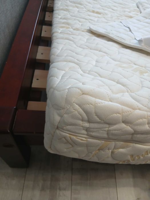 Деревяне ліжко під матрац 160 на 200