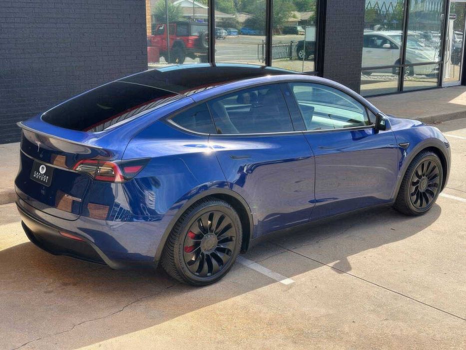 Tesla Model Y      2023