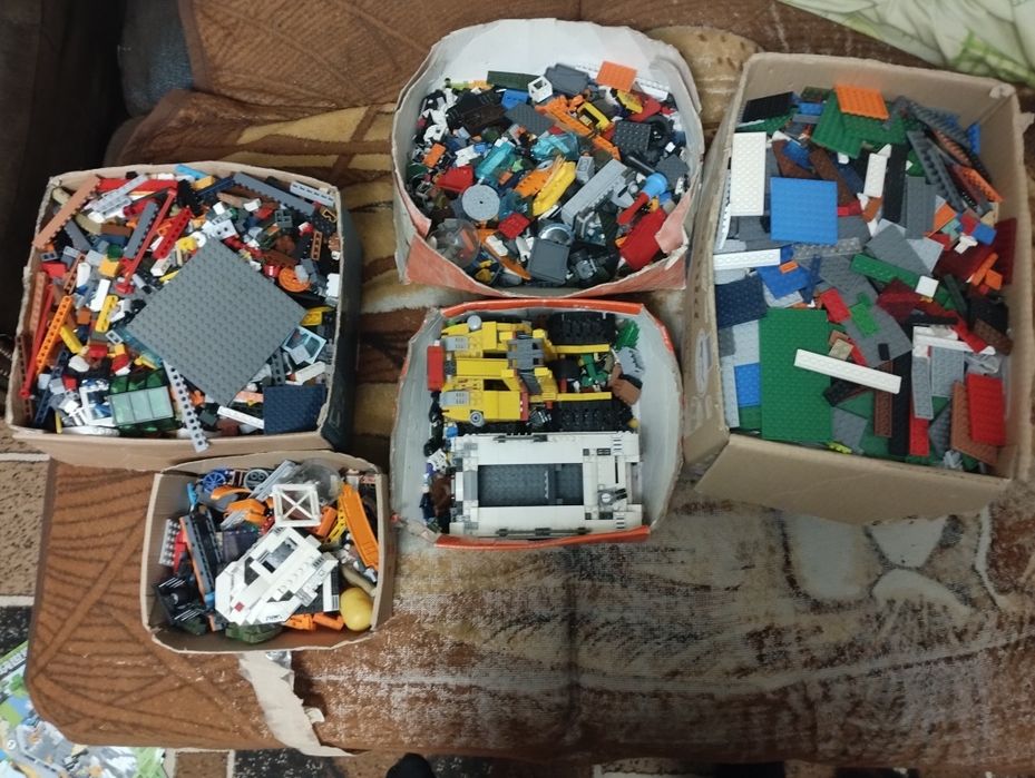 Продам кучу лега, наборы разных компаний, выпусков и годов.