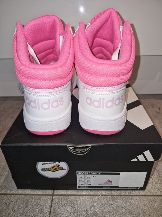 Sneakersy Adidas wybrane przez Genzie