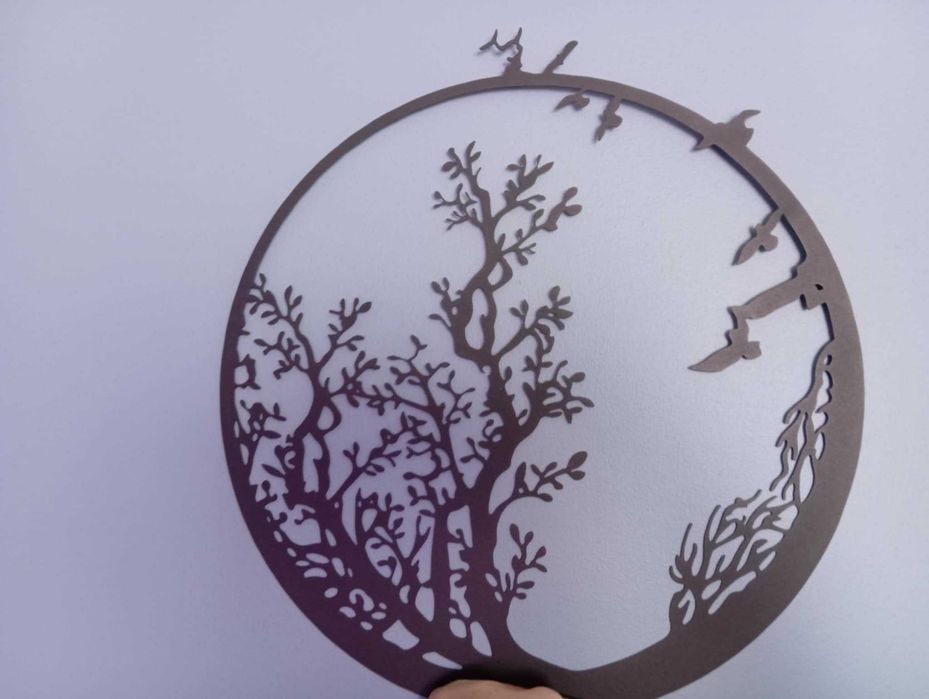 Metalowa dekoracja ścienna. Koło z drzewem w środku. 38,5 cm x 41 cm