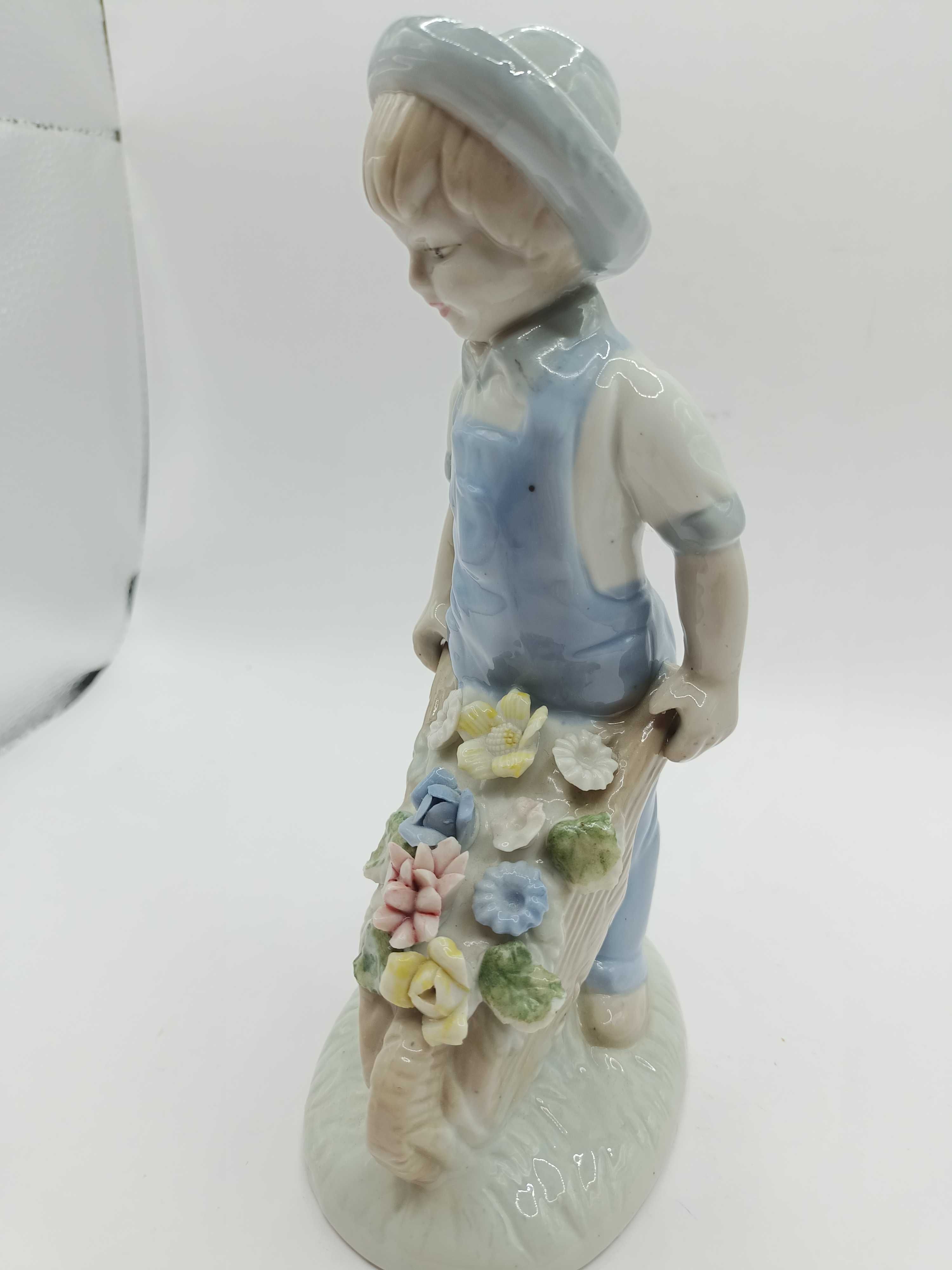 Figurka chłopiec z taczką kwiatów