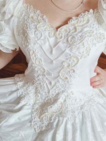 Платье свадебное, очень красивое, невеста в нем как королева.