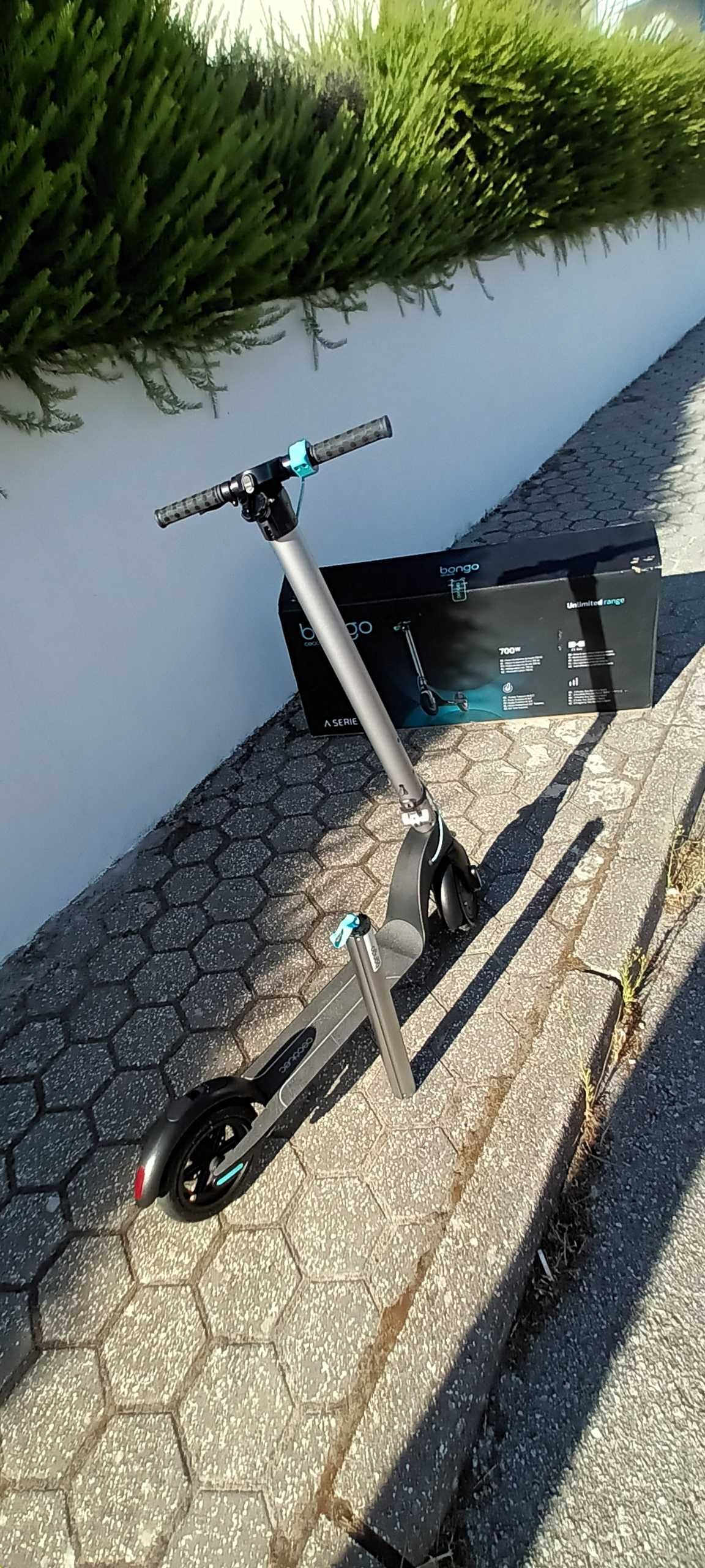 TROTINETE (muito pouco uso, 700W máx), com bateria substituível.