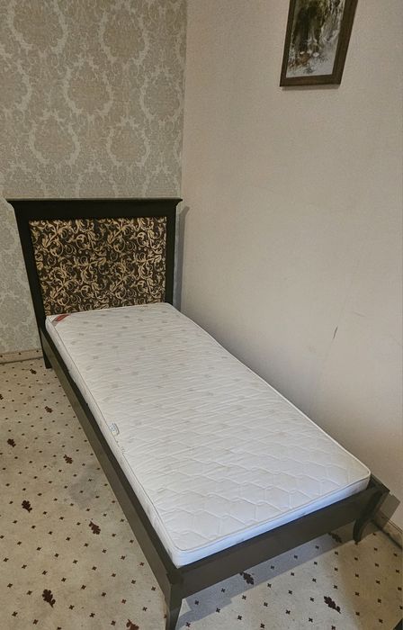 Stylowe łóżko ze stelażem i materacem.